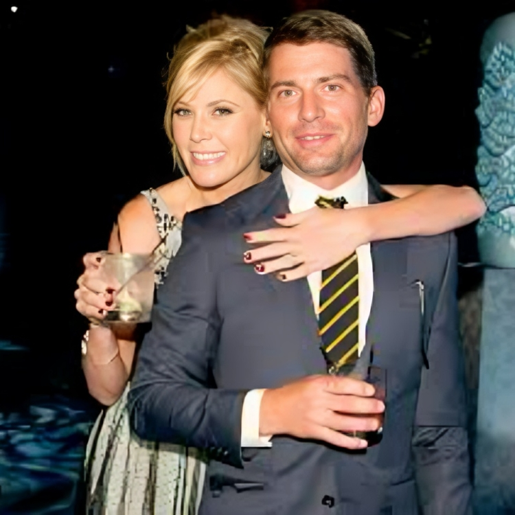 Julie Bowen got married to Scott Philips on 2004.